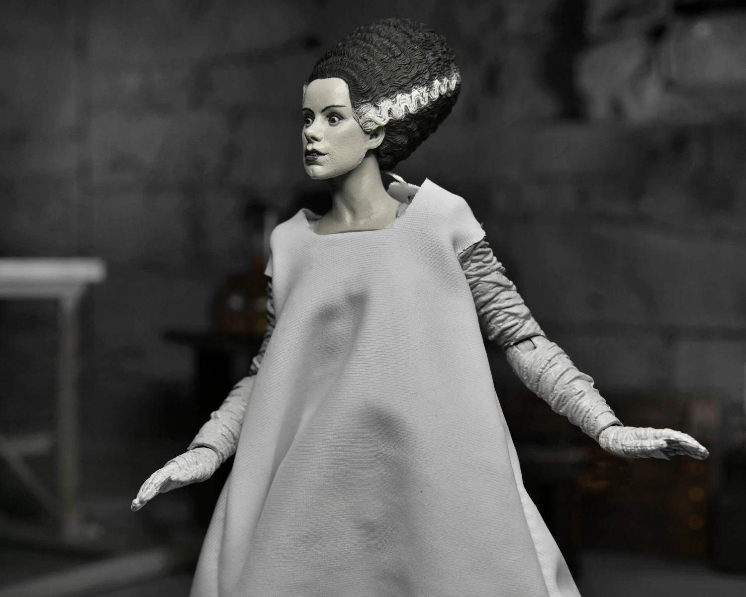 NECA Universal Monsters Ultimate 7 Inch Scale Action Figure - Bride Of Frankenstein (Black And White) 3 NECA Universal Monsters Ultimate 7 Inch Scale Action Figure - Bride Of Frankenstein (Black And White) - Image 3