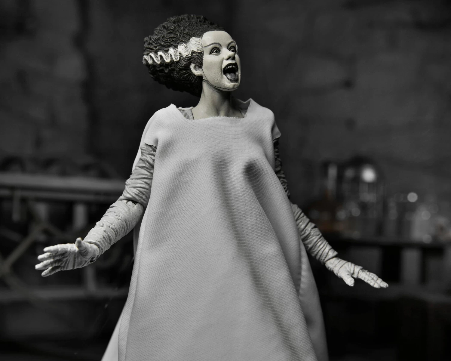 NECA Universal Monsters Ultimate 7 Inch Scale Action Figure - Bride Of Frankenstein (Black And White) 5 NECA Universal Monsters Ultimate 7 Inch Scale Action Figure - Bride Of Frankenstein (Black And White) - Image 5