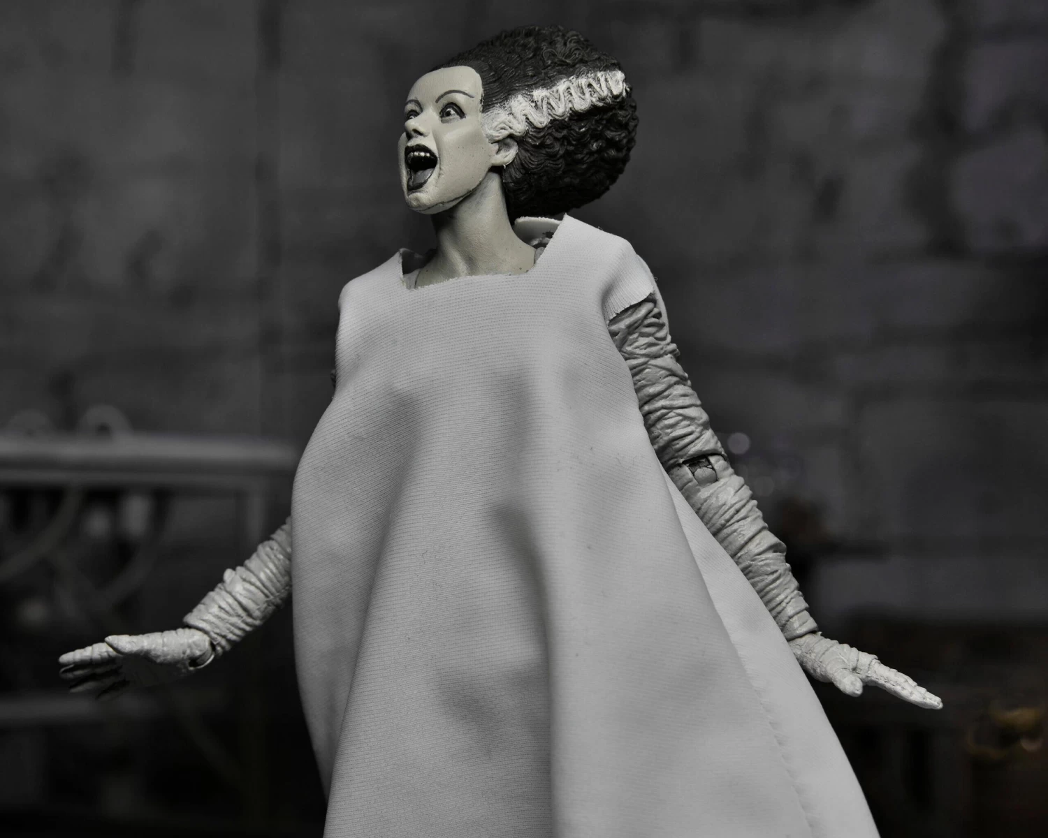 NECA Universal Monsters Ultimate 7 Inch Scale Action Figure - Bride Of Frankenstein (Black And White) 7 NECA Universal Monsters Ultimate 7 Inch Scale Action Figure - Bride Of Frankenstein (Black And White) - Image 7