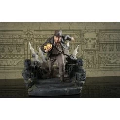 Diamond Select *PRE-ORDER Indiana Jones: The Raiders Of The Lost Ark Deluxe Gallery Statue - Indiana Jones Escape With The Idol -Child Toy Store 4c36e0e92359461884630f714026634bxl