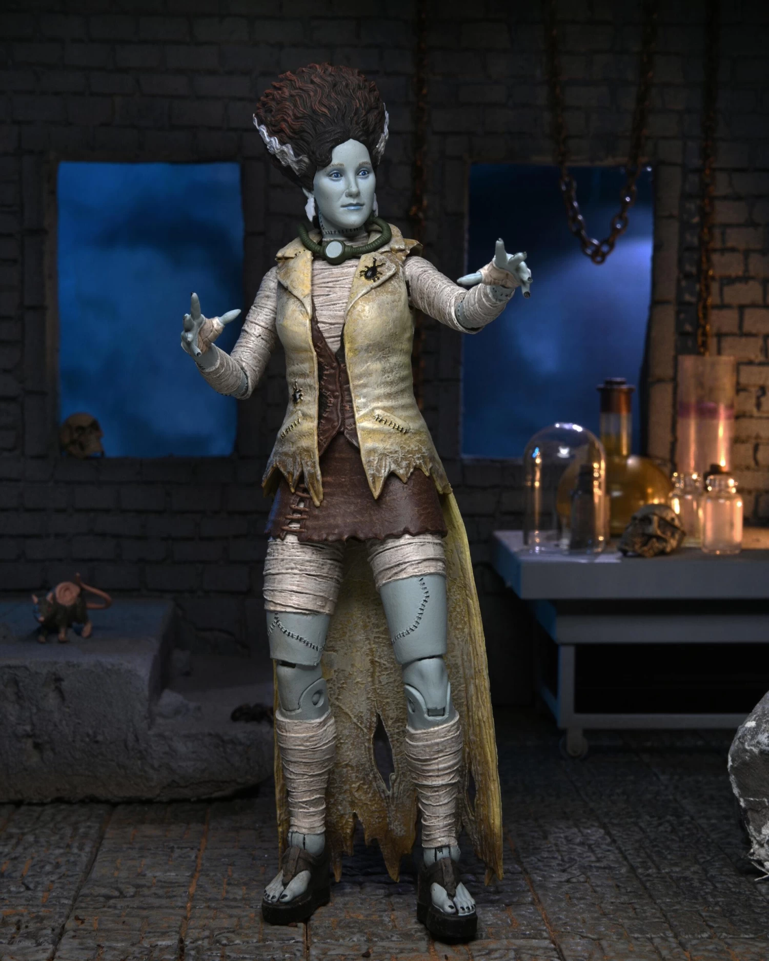 NECA Universal Monsters X Teenage Mutant Ninja Turtles Ultimate 7" Scale Action Figure - April As The Bride 5 NECA Universal Monsters X Teenage Mutant Ninja Turtles Ultimate 7" Scale Action Figure - April As The Bride - Image 5